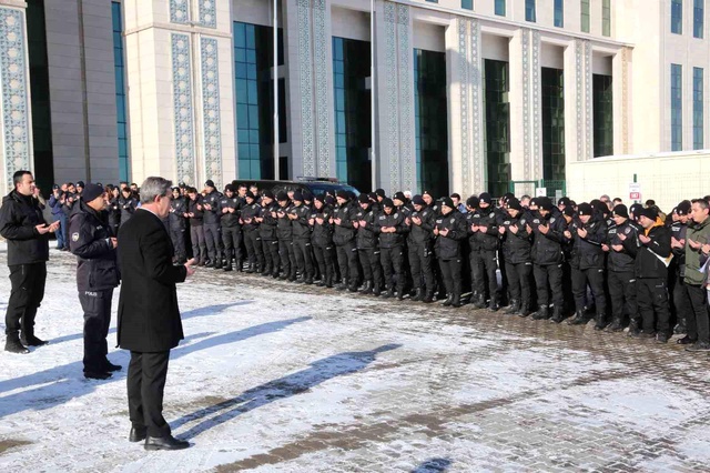 300 polis dualarla yardım için deprem bölgesine gönderildi 300 polis dualarla yardım için deprem bölgesine gönderildi