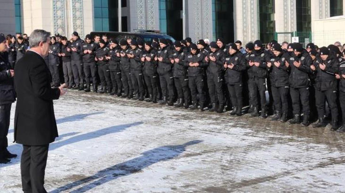 300 polis dualarla yardım için deprem bölgesine gönderildi