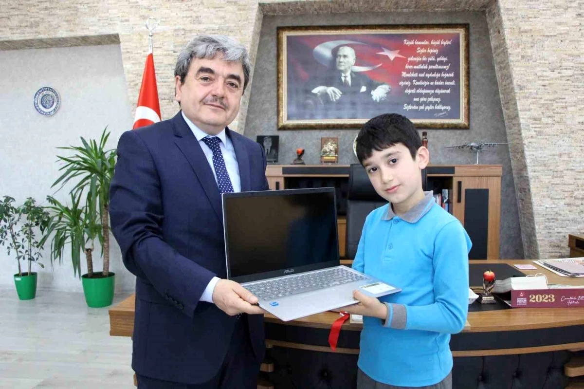 "Allah bana daha çok verir" demişti...Minik Özcan\'ın bilgisayarı Milli Eğitim Bakanlığı\'ndan