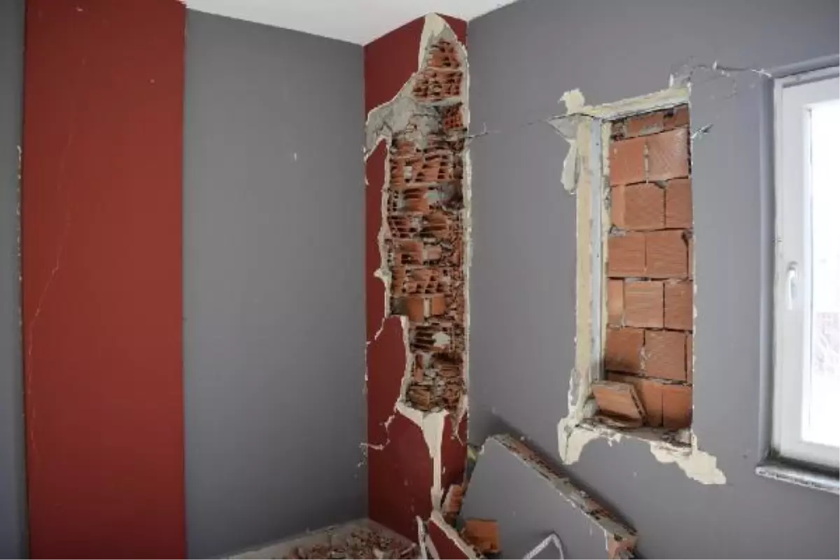 BATMAN\'DA RAMAN APARTMANI\'NDA PATLAYAN KOLONLARDAN TUĞLA ÇIKTI