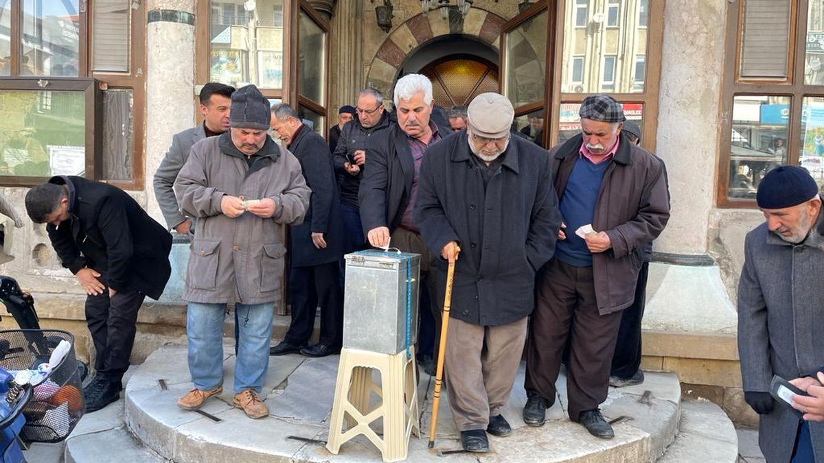 Yozgat\'ta camilerde depremzedeler için yardım toplandı
