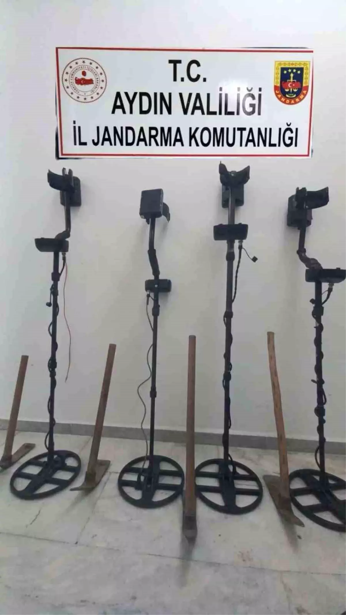 Dedektör ile antik kentte kaçak kazı çalışmasına Jandarma baskını