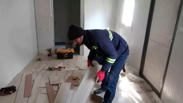 Deprem bölgesinde fiyatları 65 ila 130 bin TL arasında değişen konteyner evler yok satıyor