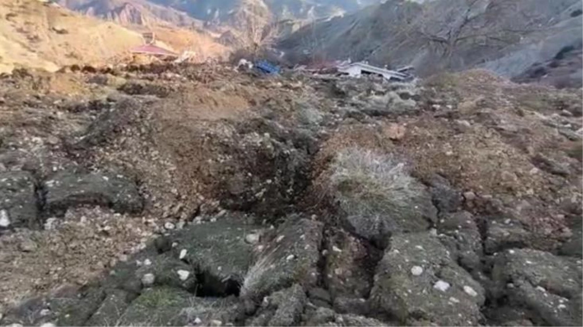 Deprem bölgesinde hayrete düşüren görüntü! Heyelan 15 haneden oluşan mezrayı yuttu