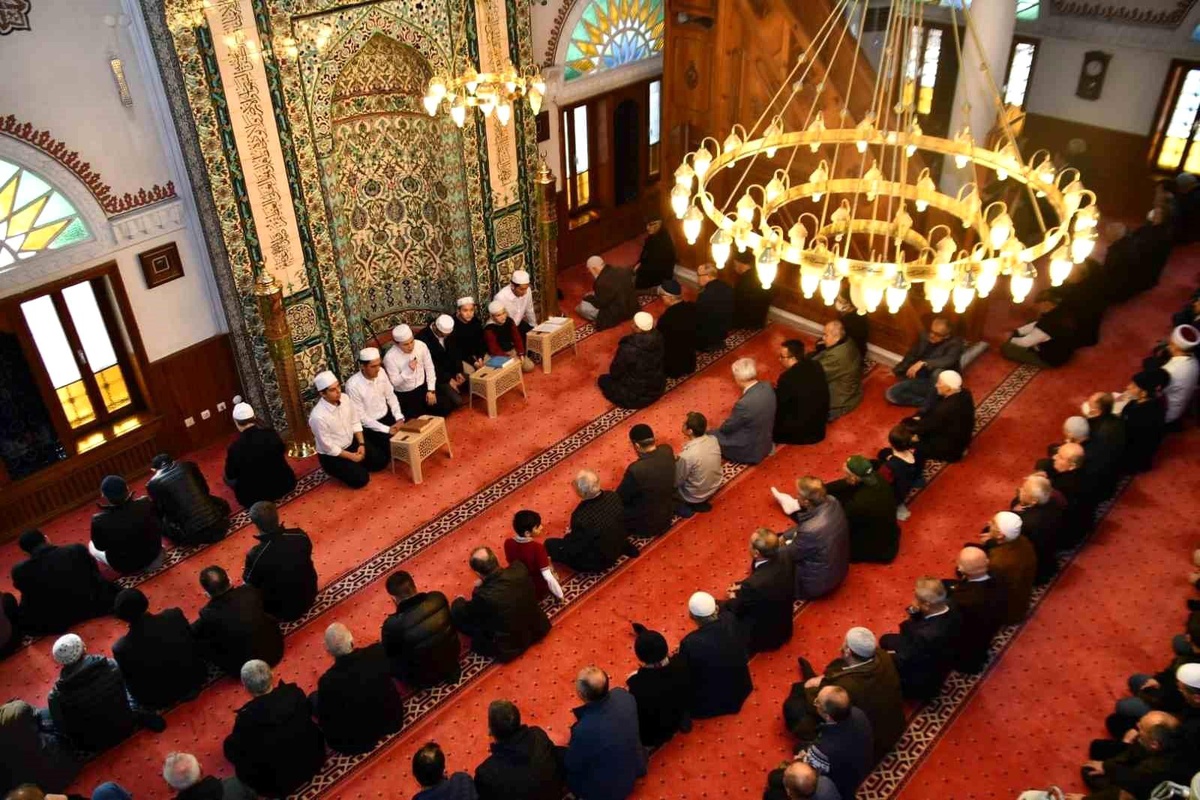 Depremde hayatını kaybedenler için Kur\'an okundu