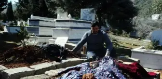 Depremde kaybettiği kızının mezarına mont, oğlunun mezarına gömleğini serdi