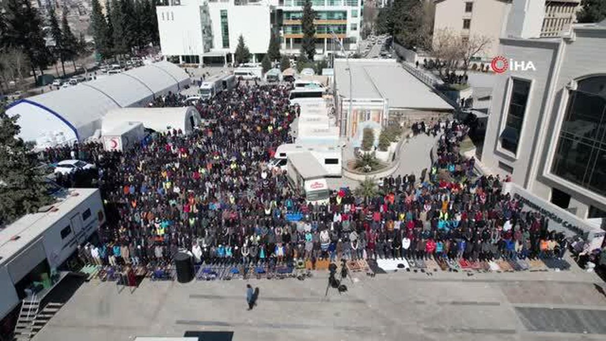 Depremde ölenler için eller semaya kalktı
