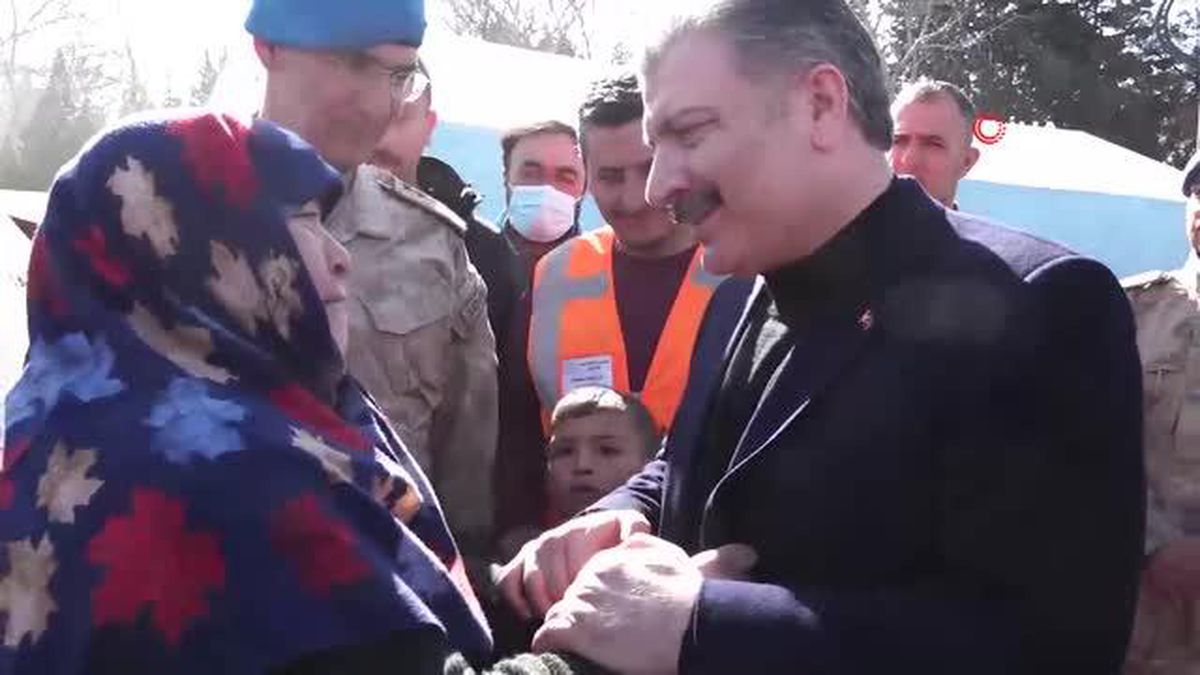 Depremzede yaşlı kadın Bakan Koca'nın boynuna sarılıp teşekkür etti