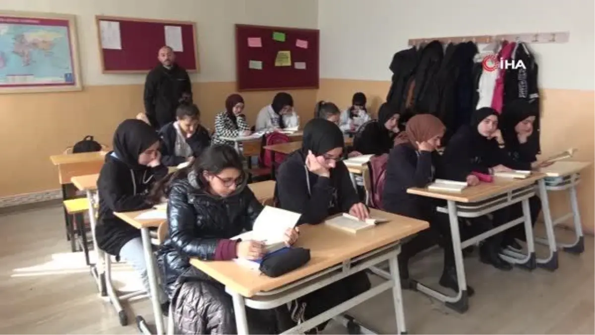 Depremzedeler için öğretmenler maaşını, öğrenciler ise burslarını bağışladı