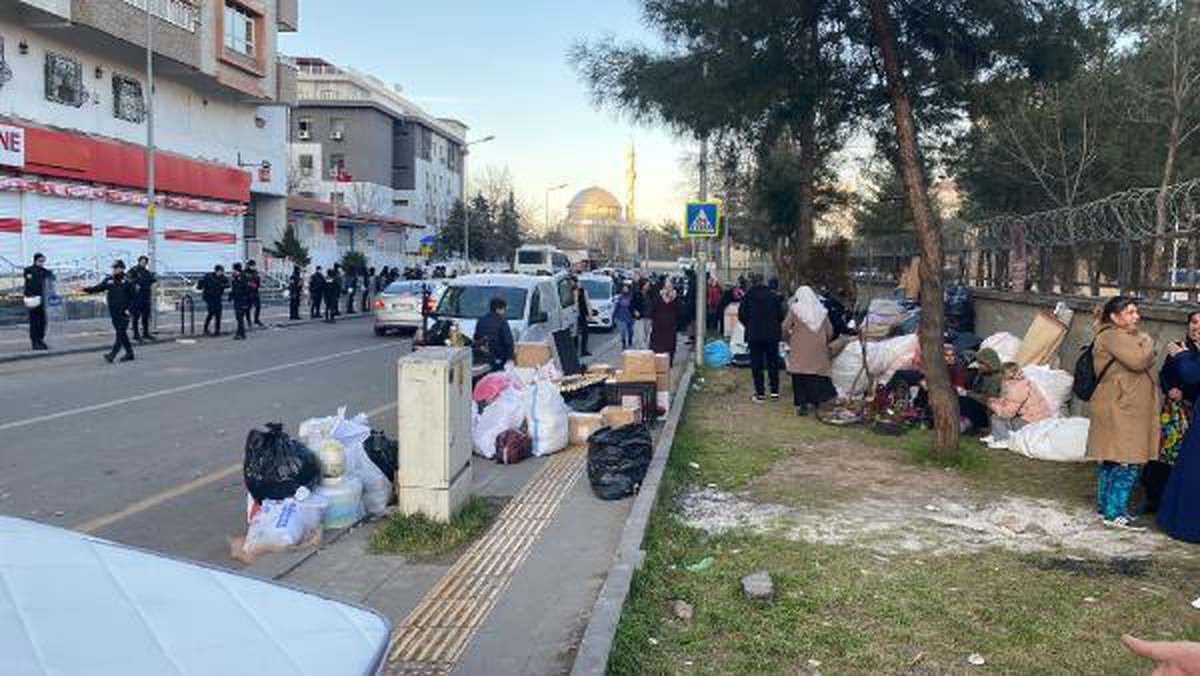 Diyarbakır\'da, ağır hasar raporu verilen 9 katlı Aslan Apartmanı tahliye edildi