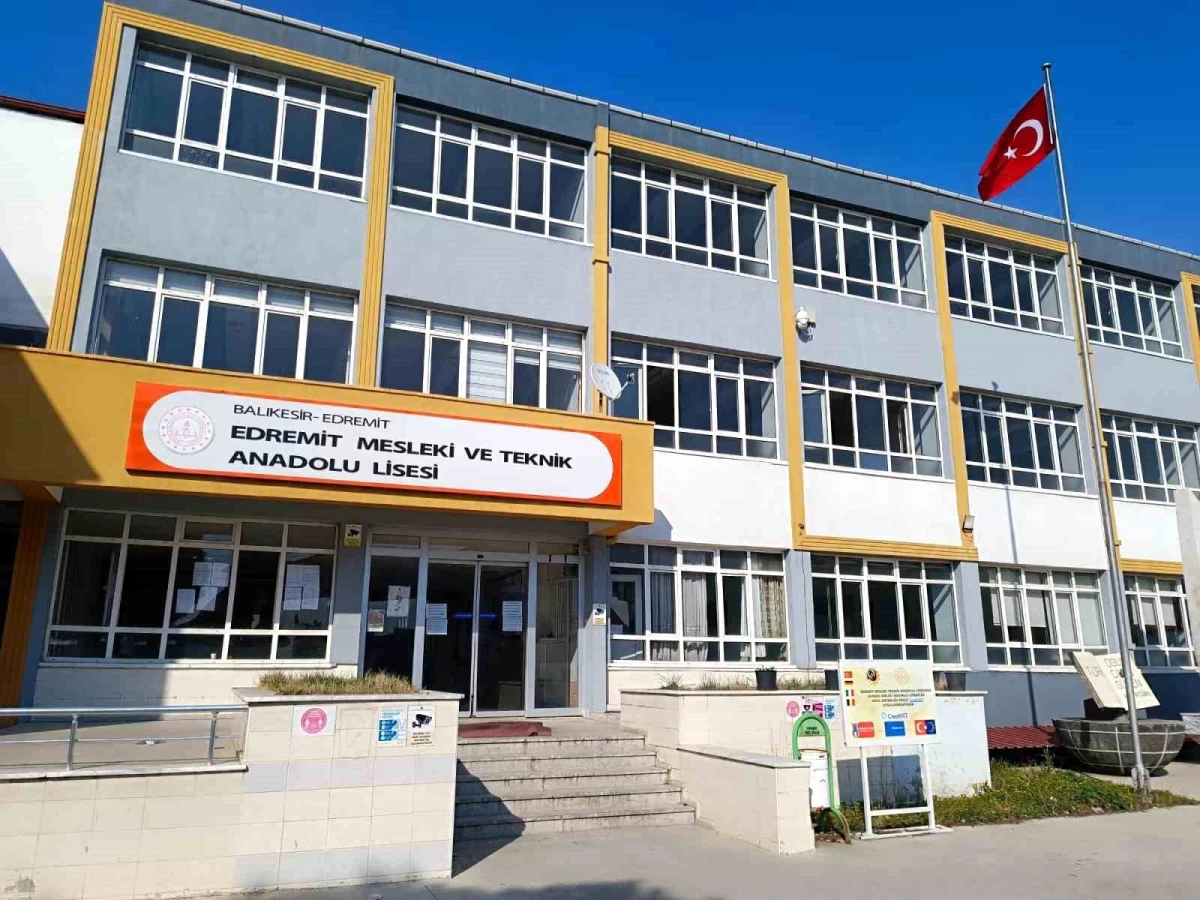Edremit\'te 3 Lise binası güçlendirme için tahliye edildi