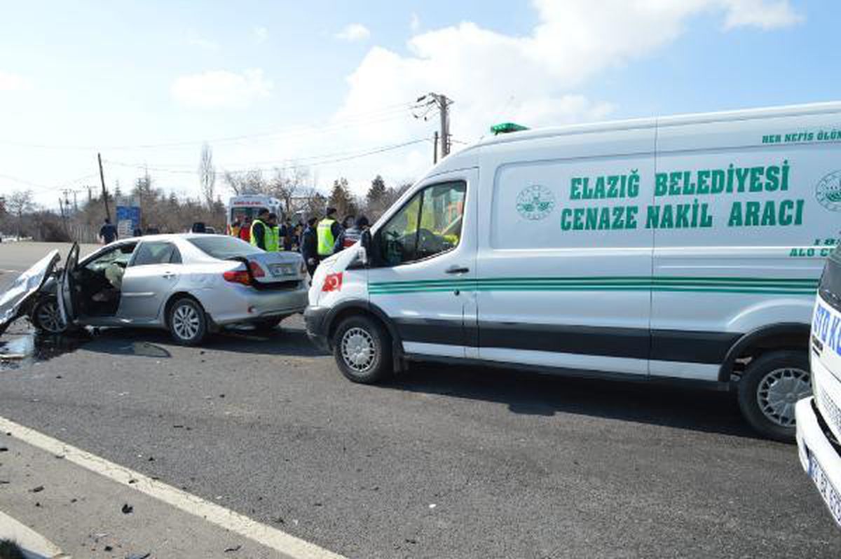 Elazığ'da kamyonet ve 2 otomobilin karıştığı kazada ölü sayısı 2'ye yükseldi