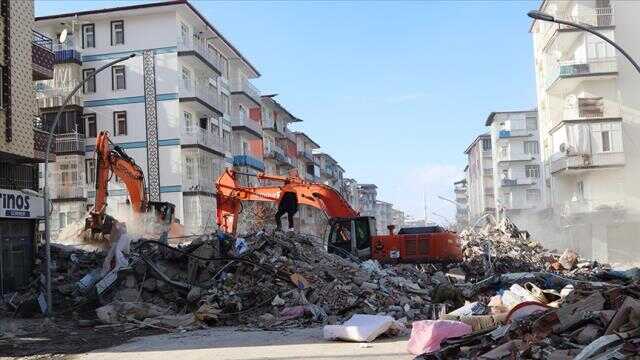 Enkaz altında ablasına umut olmak için kucağındaki ölmüş yeğenine ninni söylemiş