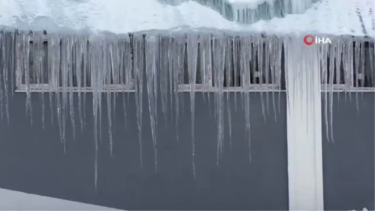 Erzurum'da soğuk hava nedeniyle oluşan buz sarkıtları tehlike saçıyor