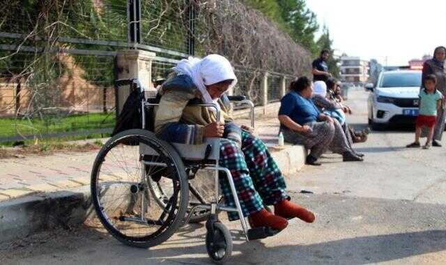 Evi yanan 4 çocuk babasının gözyaşları yürekleri dağladı