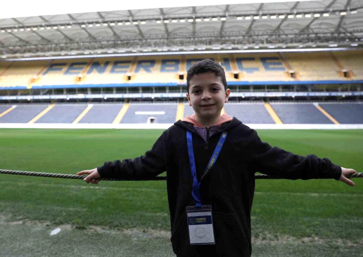 Fenerbahçe, depremzede Kuzey Koşar ve ailesini Ülker Stadı\'nda ağırladı