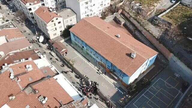 Gaziosmanpaşa'da duvarlarında çatlaklar bulunan okul önünde eylem Gaziosmanpaşa'da duvarlarında çatlaklar bulunan okul önünde eylem