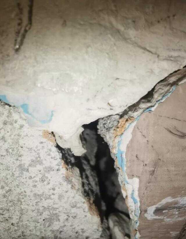 Gaziosmanpaşa'da duvarlarında çatlaklar bulunan okul önünde eylem Gaziosmanpaşa'da duvarlarında çatlaklar bulunan okul önünde eylem