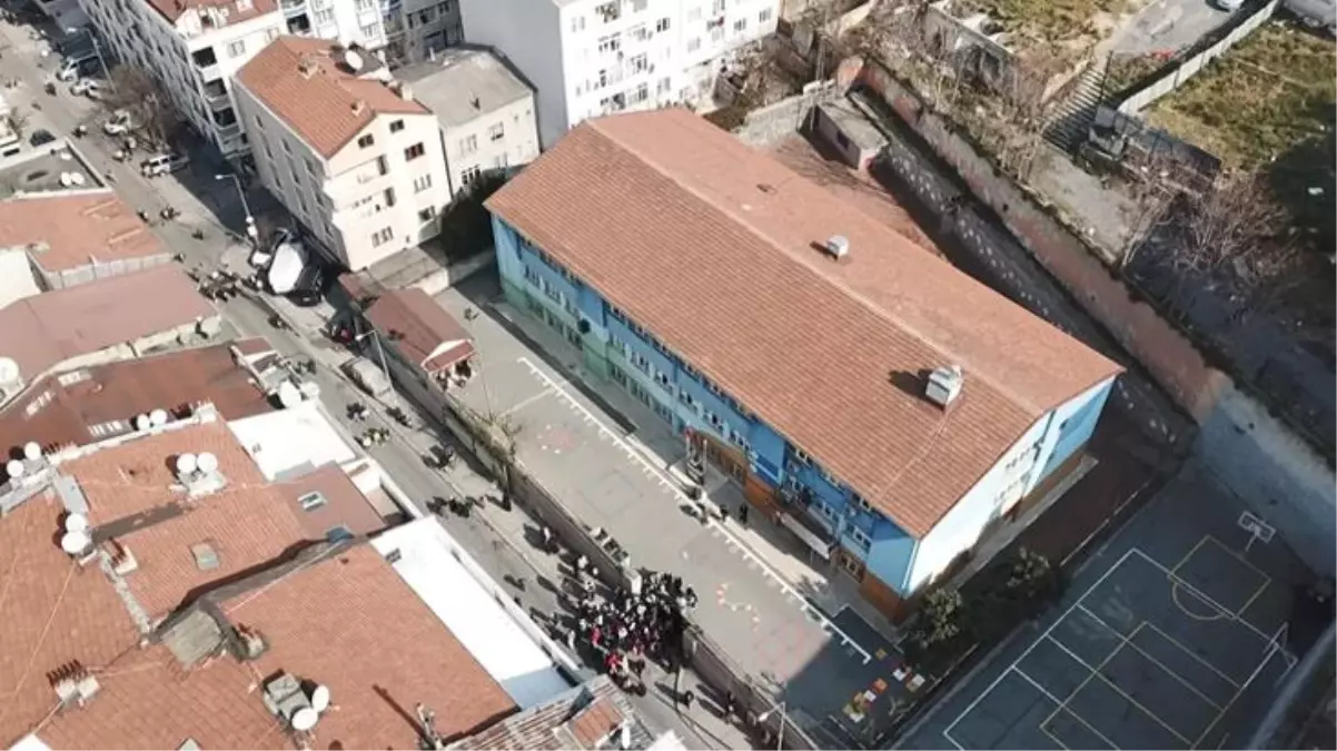 Duvarlarında çatlaklar bulunan okul önünde eylem: Deprem olsa 2 bin öğrenci sağ kalmaz