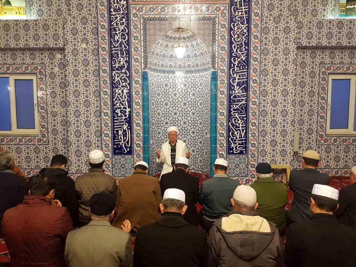 Gazipaşa\'da sabah namazında depremzedeler için Kur\'an-ı Kerim okundu