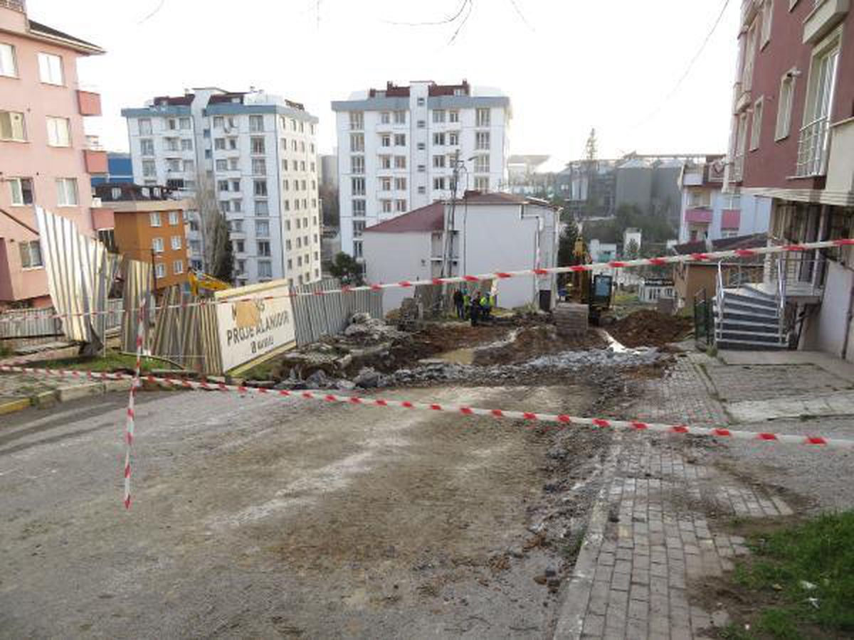 (Gündüz görüntüleriyle) Pendik\'te yol çöktü, 2 bina tedbir amaçlı tahliye edildi
