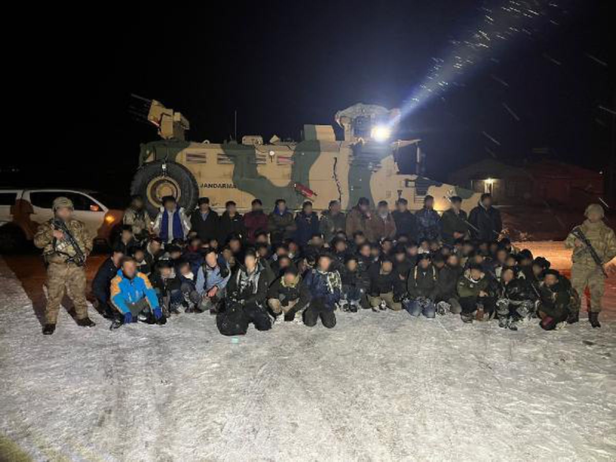 İran sınır hattından giriş yapan 232 kaçak göçmen yakalandı