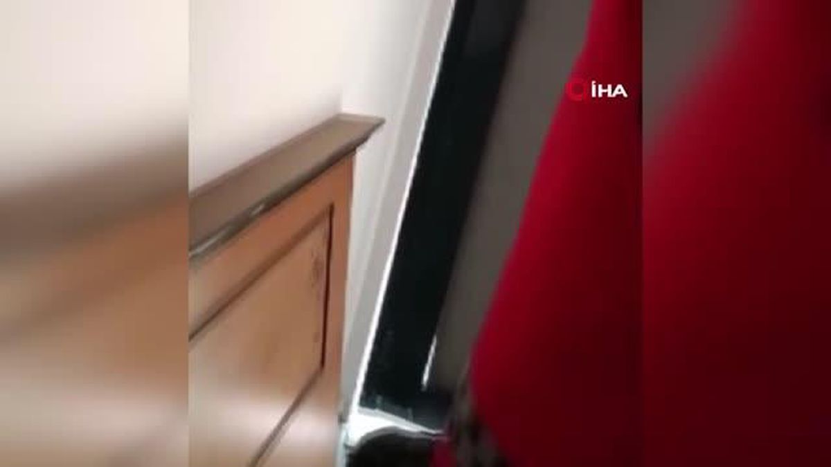 İtfaiye erleri kapının altına sıkışan kediyi böyle kurtardı