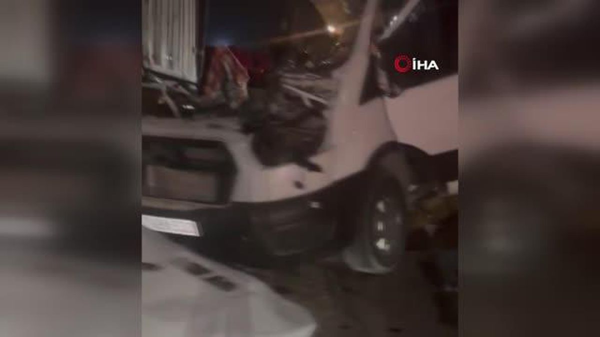 Kamyonet tıra arkadan çarptı: 1 ölü, 1 yaralı