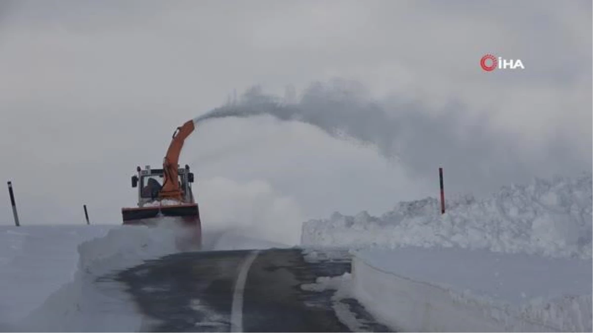 Kar kalınlığının 4-5 metreyi bulduğu yolda zorlu çalışma