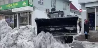 Karlıova'da yağan kar, kamyonlarla ilçe dışına taşınıyor