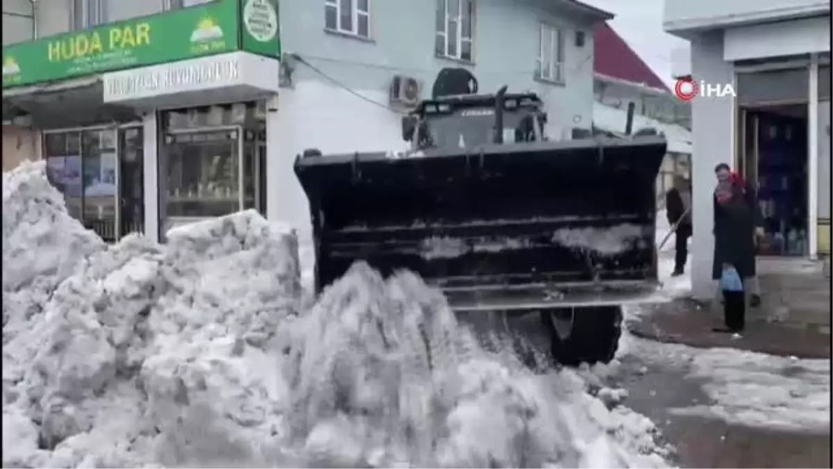Karlıova'da yağan kar, kamyonlarla ilçe dışına taşınıyor