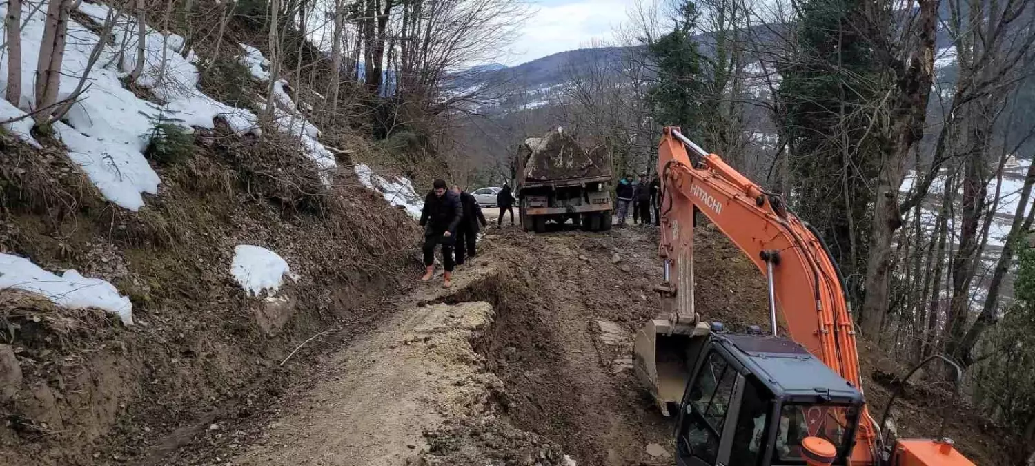 Kastamonu\'da yaşanan heyelan sonrası mahallenin yolu ulaşıma kapandı