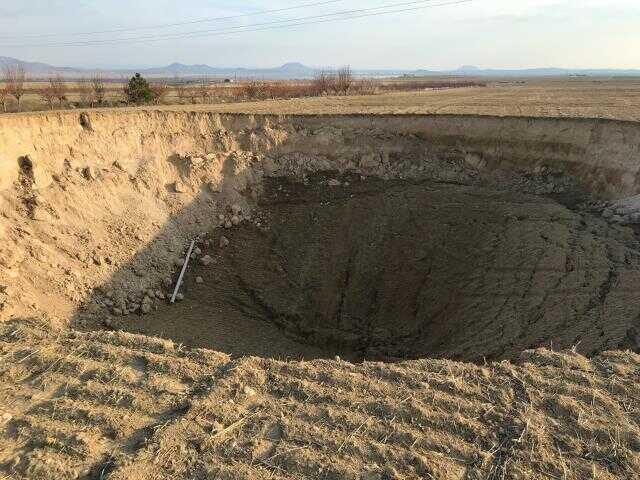 Konya'da iki fay arasında 37 metre çapında obruk oluştu