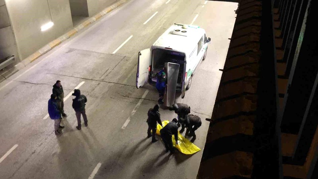 Köprüden tünele düşen yaşlı adam hayatını kaybetti Köprüden tünele düşen yaşlı adam hayatını kaybetti