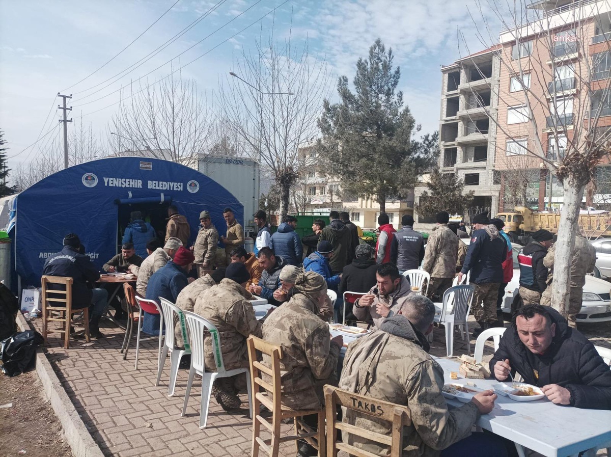 Mersin Yenişehir Belediyesi, Afet Bölgesi Adıyaman\'da Her Gün 4 Bin Kişiye Yemek Dağıtıyor