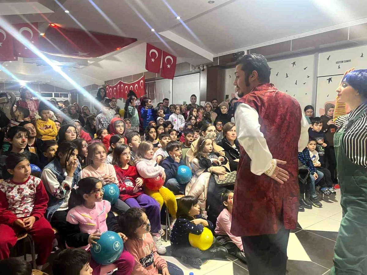 Nevşehir\'deki depremzede çocuklar tiyatro oyunu izledi