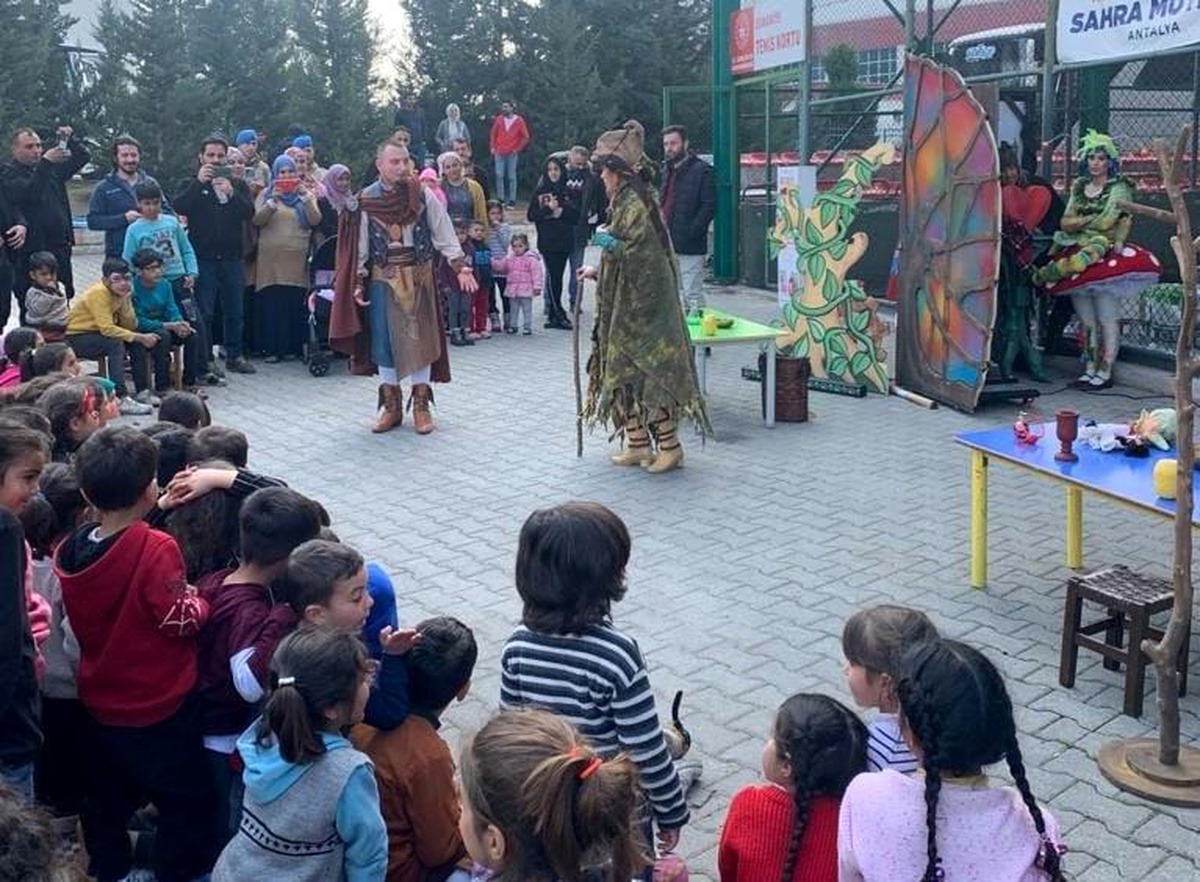 Osmaniye\'de depremzede çocuklar, Kültür ve Turizm Bakanlığının etkinlikleriyle moral buluyor