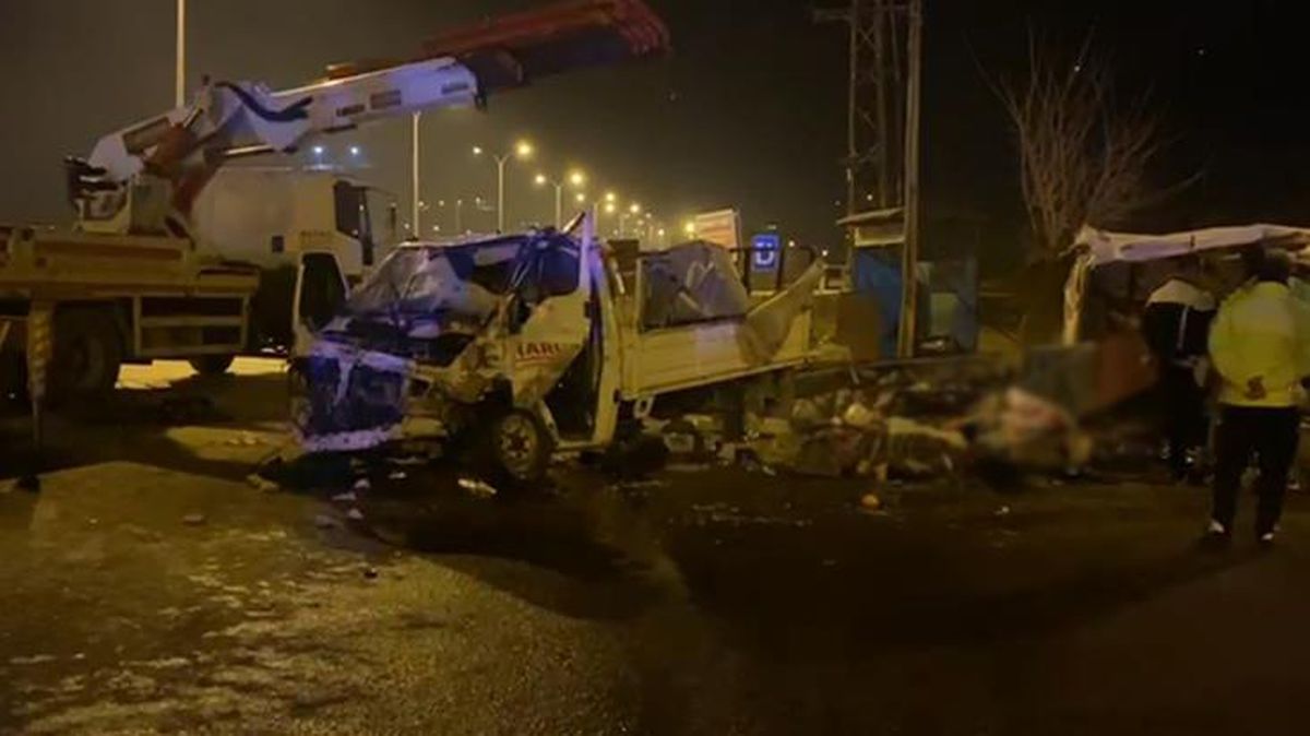 Osmaniye'de feci kaza! Çarpışmanın şiddetiyle 2 kamyonet hurdaya döndü: 2 ölü