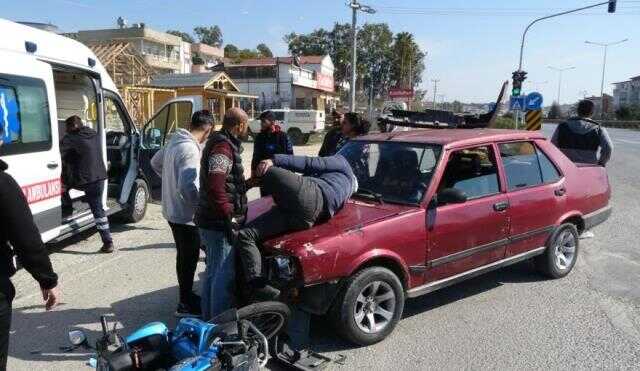 Otomobille motosiklet çarpıştı, sürücüsünün bacağı dizinden ters döndü Otomobille motosiklet çarpıştı, sürücüsünün bacağı dizinden ters döndü