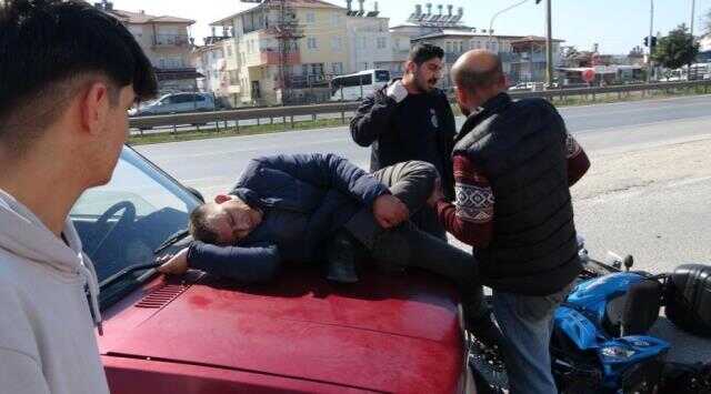 Otomobille motosiklet çarpıştı, sürücüsünün bacağı dizinden ters döndü Otomobille motosiklet çarpıştı, sürücüsünün bacağı dizinden ters döndü