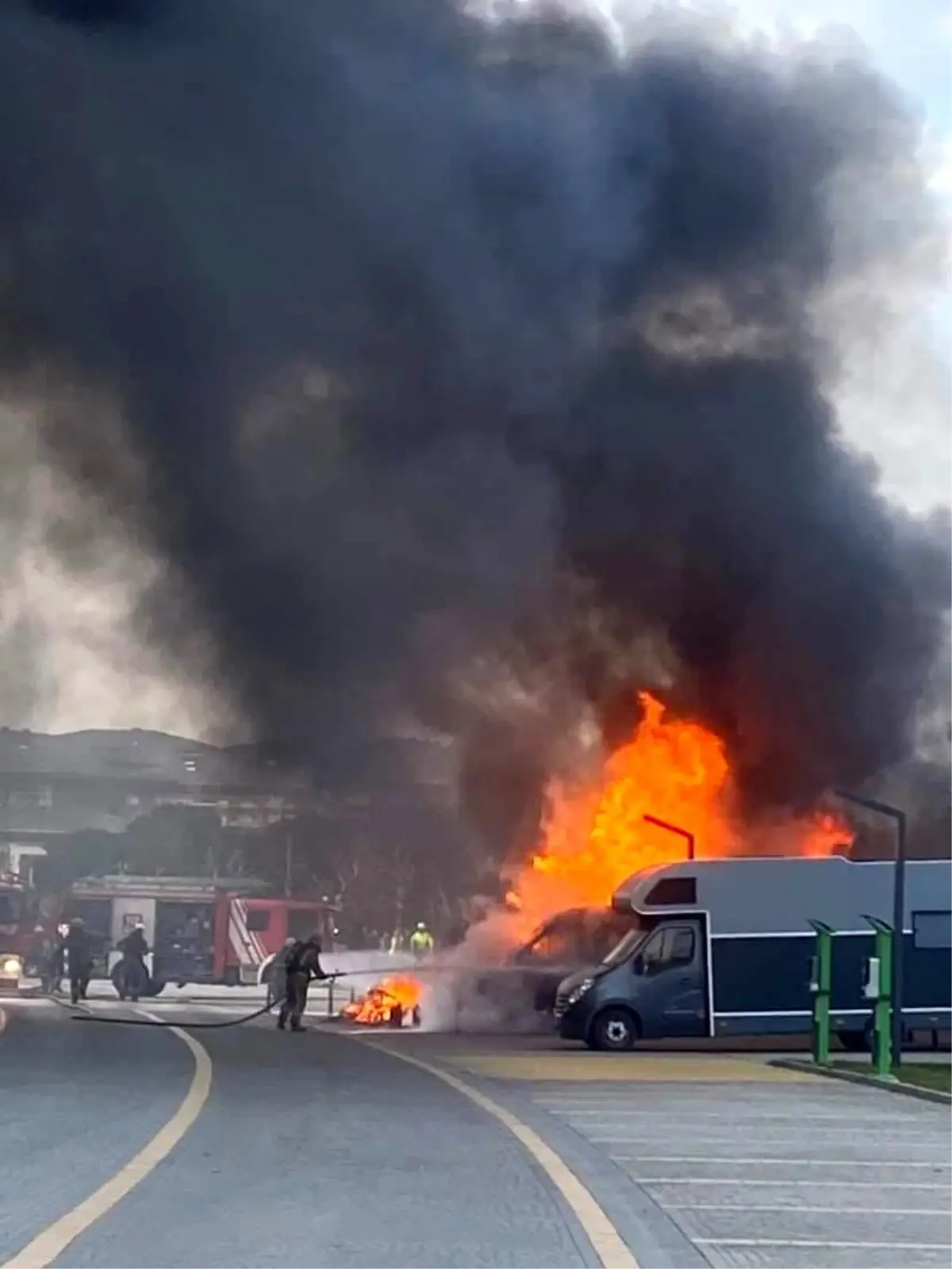 Park halindeki araçlar alev topuna döndü