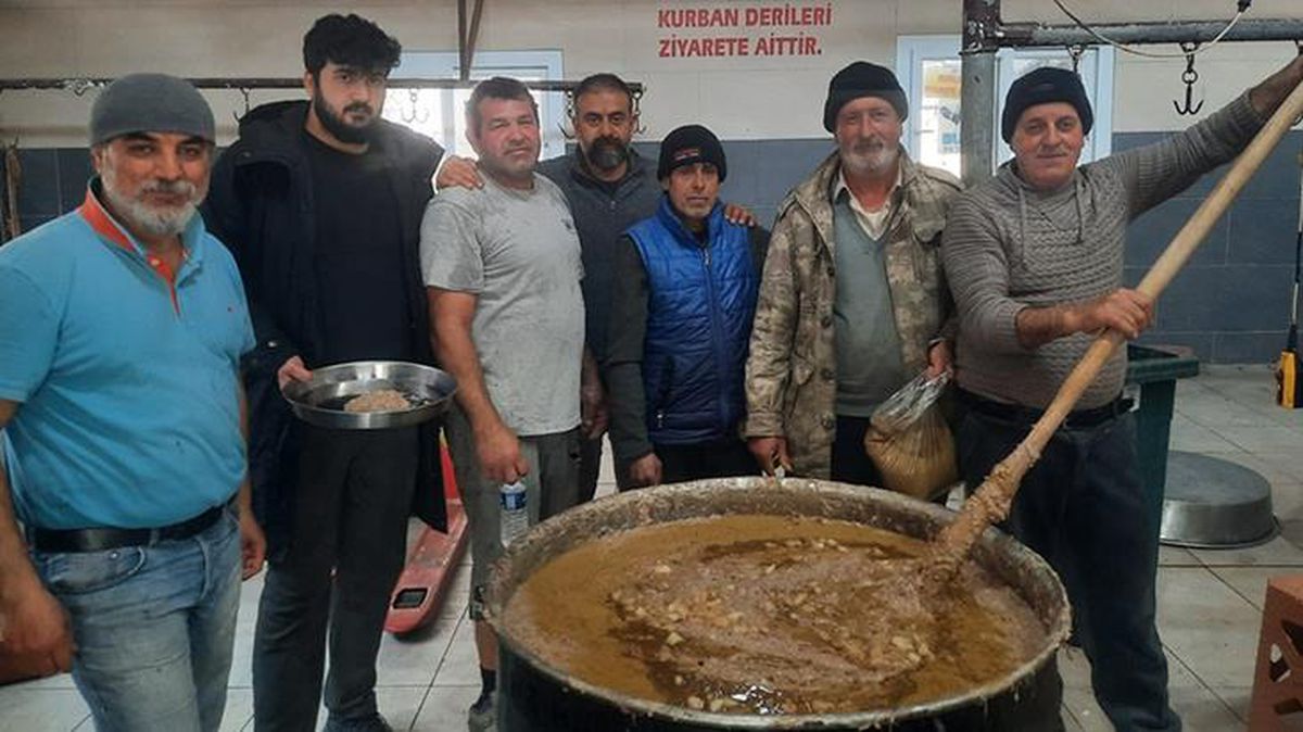 Samandağ'da gurbetçiler, depremzedelere 'hirisi' dağıttı