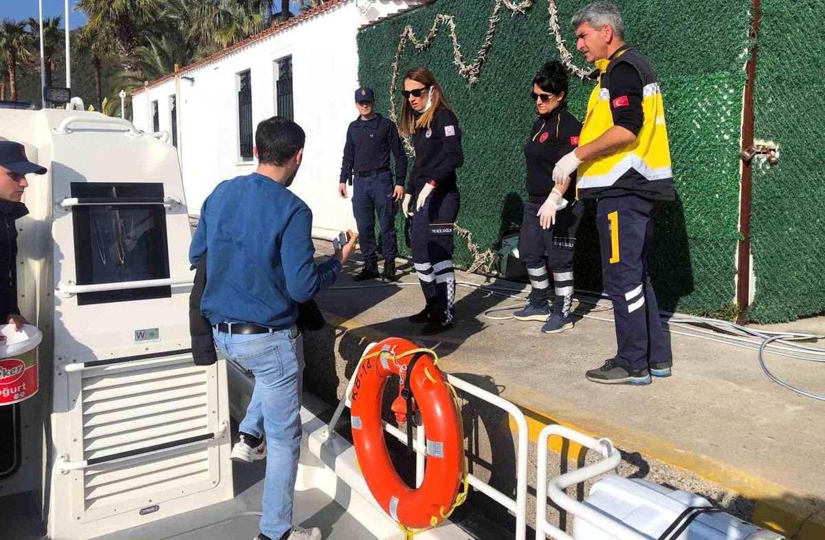 Ticari gemide rahatsızlanan vatandaşa tıbbi tahliye