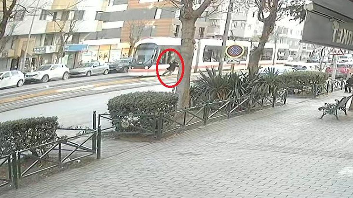 Tramvayın yolun karşısına geçmek isteyen yaşlı kadına çarptığı anlar güvenlik kamerasına yansıdı