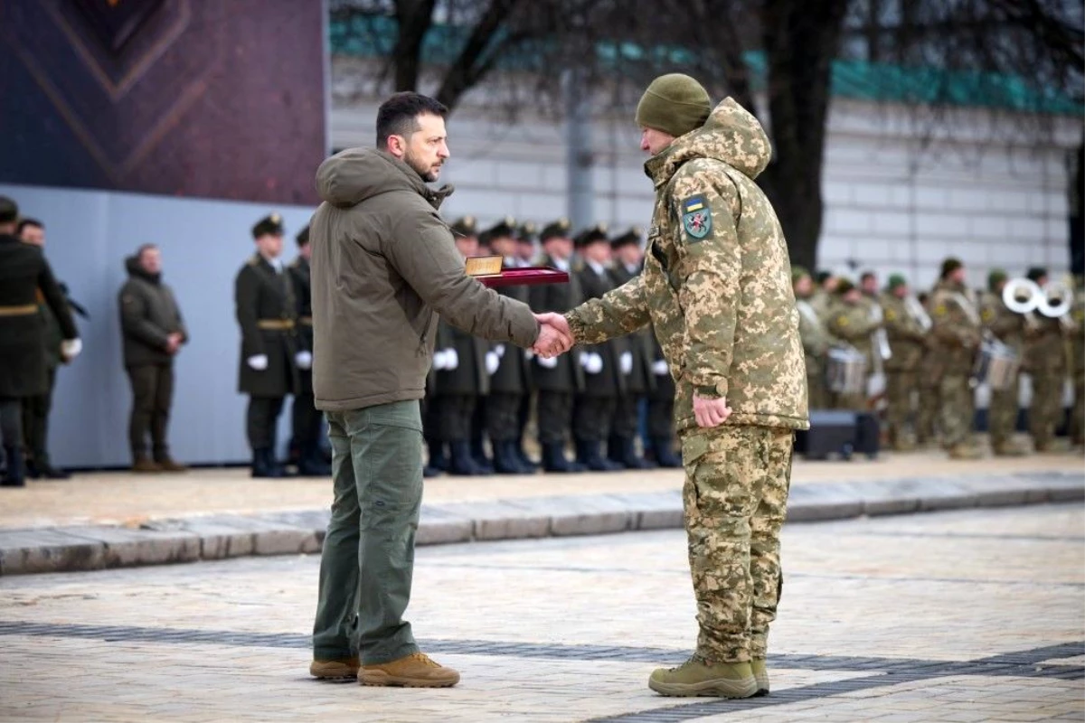 Zelenskiy\'den savaşın yıl dönümünde askerlere devlet nişanı