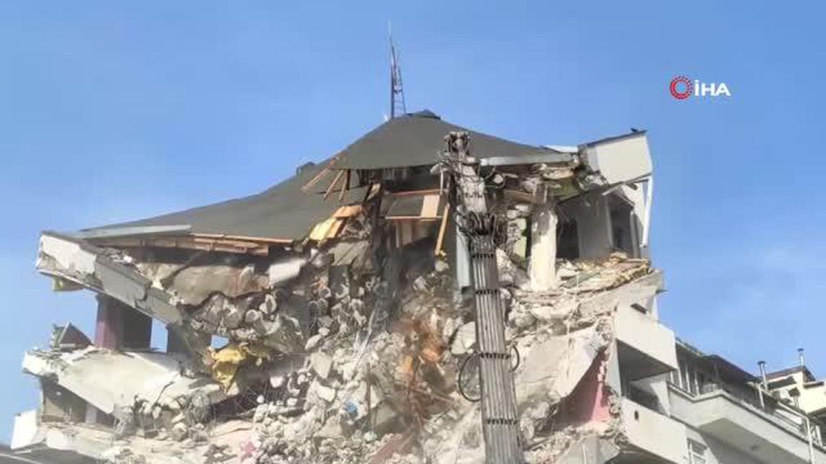 1999 Marmara Depremi'nde hasar almıştı, 24 yıl sonra yıkımına başlandı