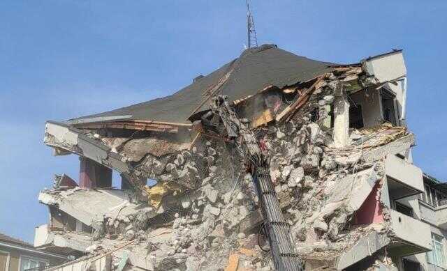 1999 Marmara Depremi'nde hasar almıştı, 24 yıl sonra yıkımına başlandı 1999 Marmara Depremi'nde hasar almıştı, 24 yıl sonra yıkımına başlandı