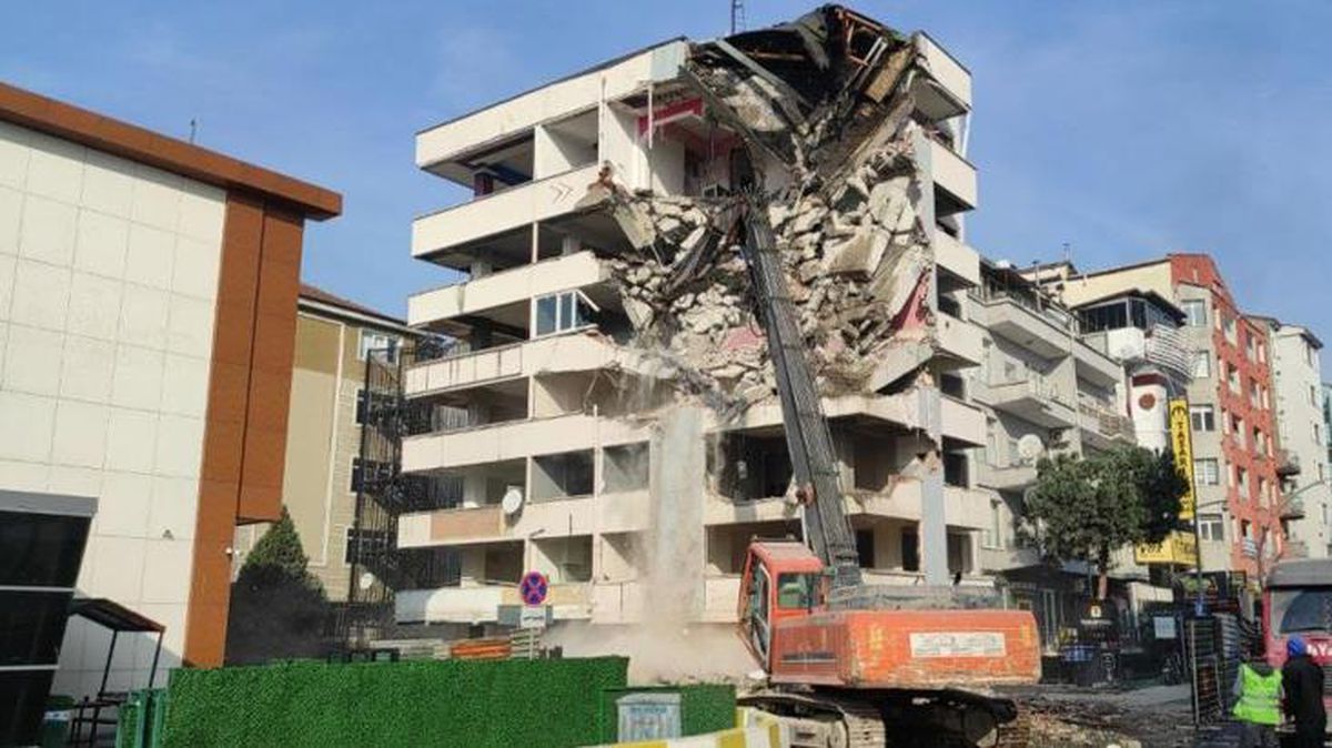 1999 Marmara depreminde hasar almıştı, 24 yıl sonra yıkımına başlandı