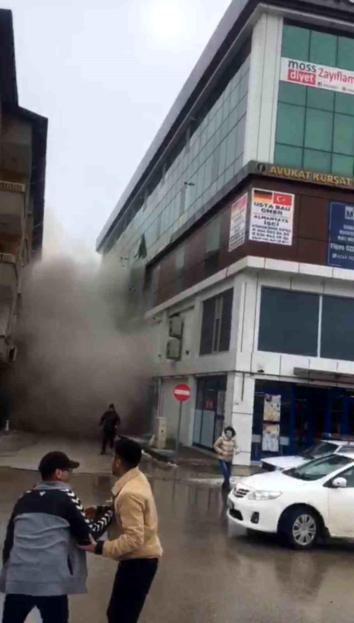 7.6 büyüklüğünde depremin yaşandığı Elbistan'dan yeni görüntüler: Kısa sürede ortalığı toz bulutu kapladı