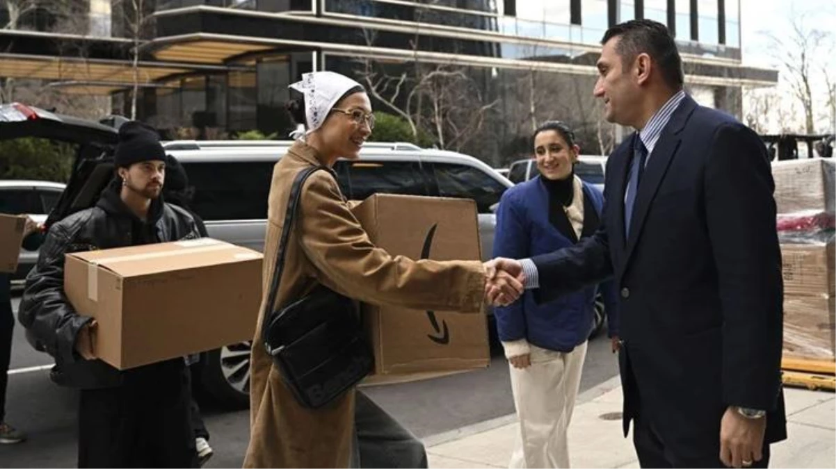 ABD\'li ünlü model Bella Hadid, depremzedeler için Türkevi\'ne yardım kutuları getirdi